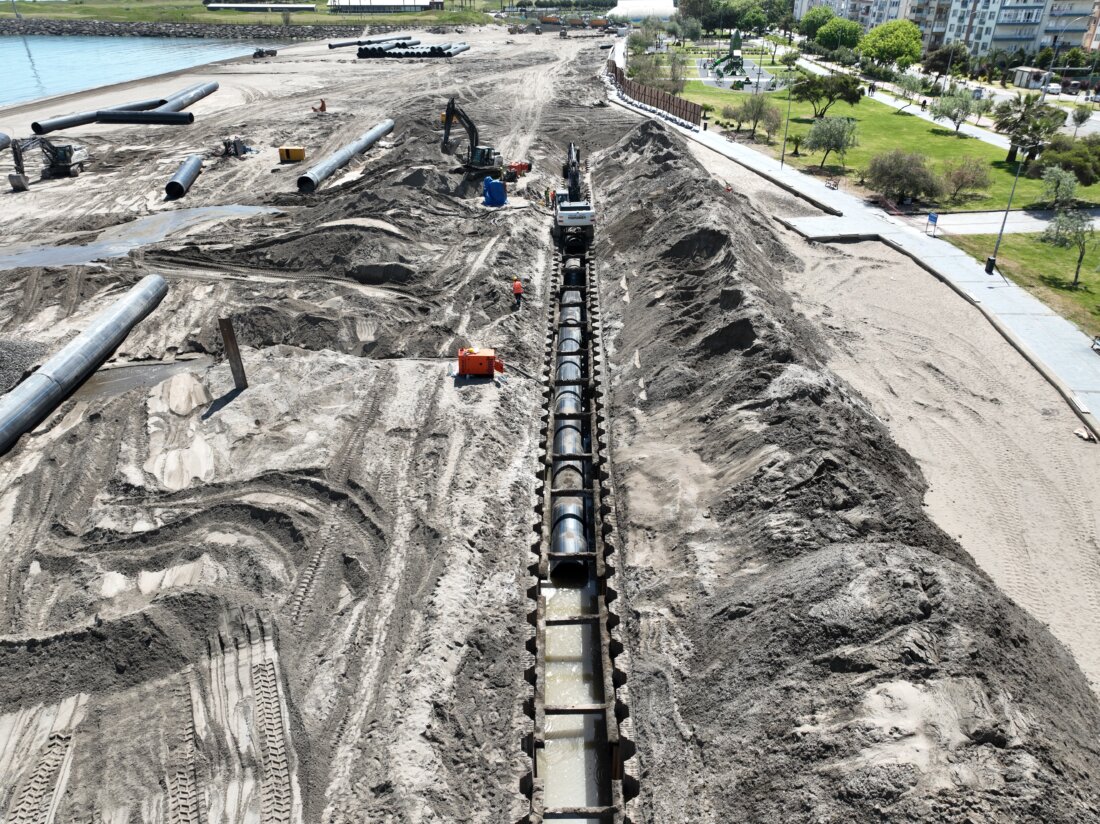 Installation of a large-diameter polyethylene pipe section as part of the Samsun wastewater collector line project.