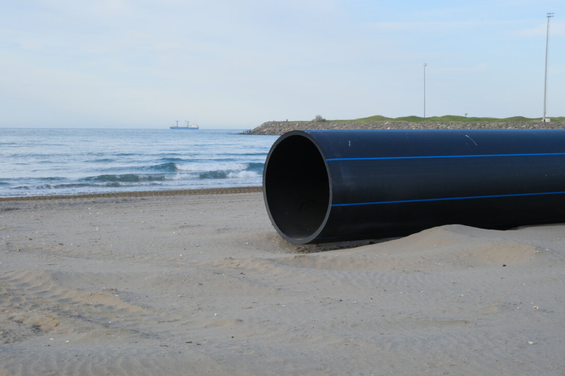 Polyethylene pipes made with Borealis’ BorSafe™ PE100 Black material laid out along the coastline in Samsun, Türkiye