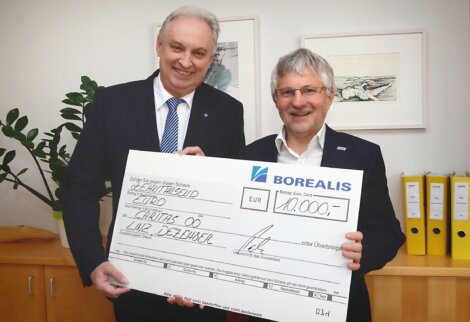 Hubert Puchner, Geschäftsführer Borealis Agrolinz Melamine GmbH überreicht Scheck über 10.000 Euro an Franz Kehrer, Direktor der Caritas OÖ