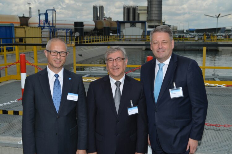 Abbildung: v.l.n.r.: Alfred Stern, Borealis Vorstandsmitglied; EU-Umweltkommissar Karmenu Vella; Bundesminister Andrä Rupprechter 