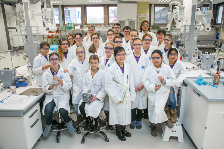 Die „Power Girls“ experimentieren gemeinsam mit Borealis Forschern im Open Lab an der Johannes Kepler Universität in Linz. 