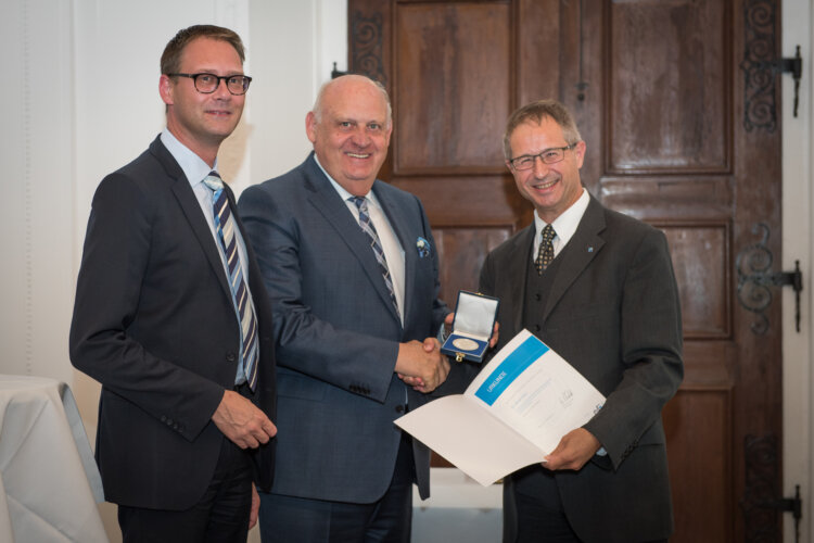 Alfred Stern, Borealis Vorstandsmitglied für Polyolefine und Innovation & Technologie, bekommt die H.F. Mark Medaille verliehen