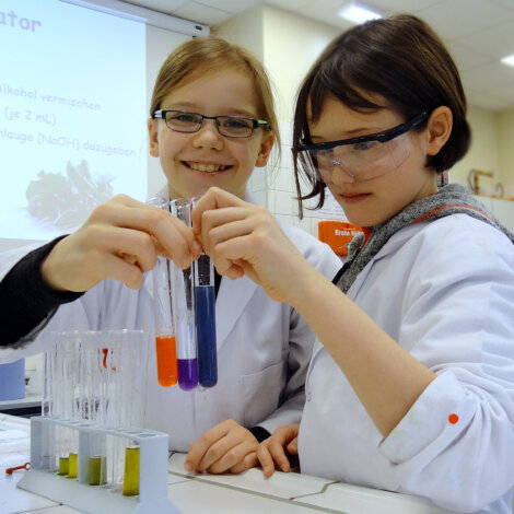 Photos: Young researchers at the interactive STaR laboratory at the TGM school in Vienna 