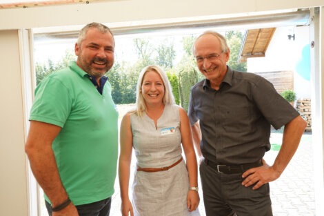 Von links nach rechts: Michael Freutsmiedl zusammen mit Heidi Prinz und Josef Jung beim Borealis Sommerfest im Sportheim Haiming.