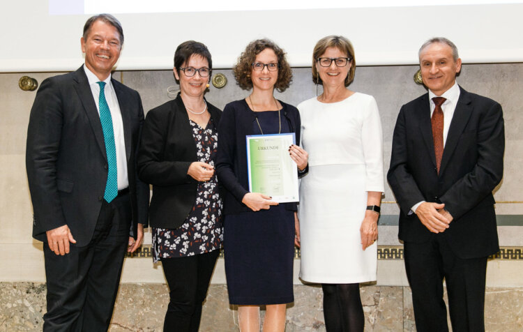 Foto: Virginia Mesicek, Borealis External Communications Manager, erhält einen ASRA 2018 Award für Borealis‘ Jahresbericht 2017, in der Kategorie GRI Erstbericht