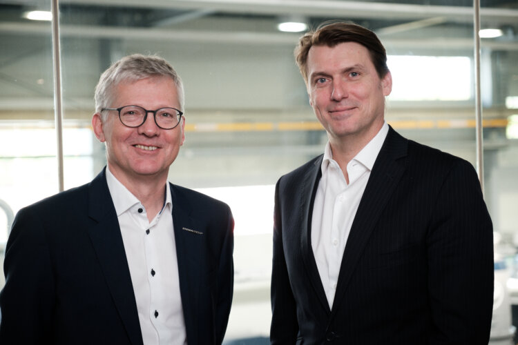 photo : Manfred Hackl, CEO EREMA Group GmbH (left) with Günter Stephan, Head of Mechanical Recycling, Borealis Circular Economy Solutions, Borealis AG.