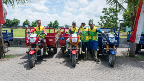 photo: Project STOP waste collectors in Muncar, Indonesia