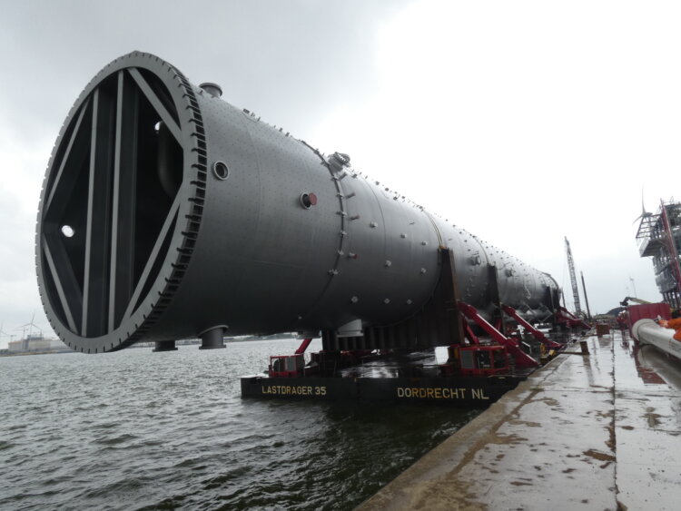 Photo: The propylene splitter arrived in one piece at the quay in Antwerp.