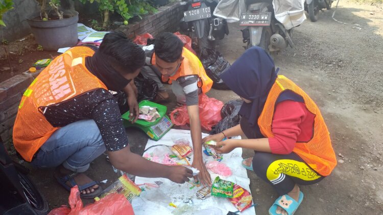 photo: Project STOP Pasuruan waste workers