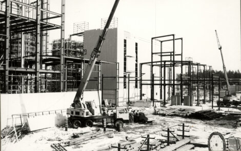 Kuva LDPE-laitoksen rakentamisesta vuodelta 1971