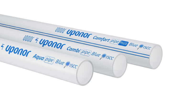 Uponor PEX Pipe Blue – das von Uponor produzierte, weltweit erste Rohrportfolio  aus nachhaltigem, vernetztem Polyethylen mit ISCC PLUS zertifiziertem  Bornewables™-PE-Polymer von Borealis