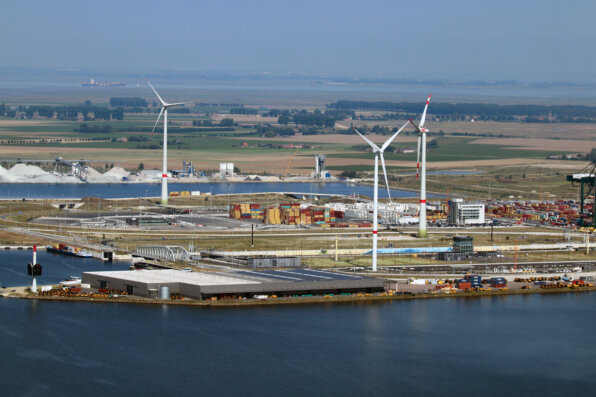 Foto: Windkraftanlagen am linken Ufer des Hafens von Antwerpen, Belgien