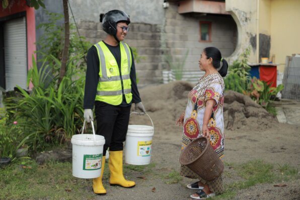 Foto: Ein Project STOP Abfallsammler bei der Abholung von Hausmüll in einem Wohngebiet im Regierungsbezirk Banyuwangi.