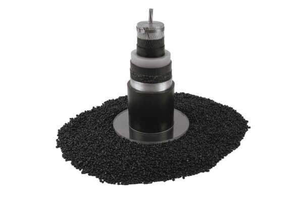 Borealis FR6012, eine neue halogenfreie, flammhemmende Monolagen-Ummantelungsmasse für Mittel- bis Höchstspannungskabel. Muster mit freundlicher Genehmigung von NKT.