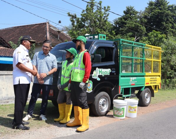 Photo: Project STOP Lintong and village head with drivers in Bagorejo