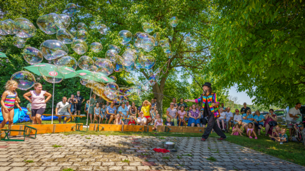 Foto: Familien bei der Seifenblasenshow beim BALU‑Sommerfest 2026