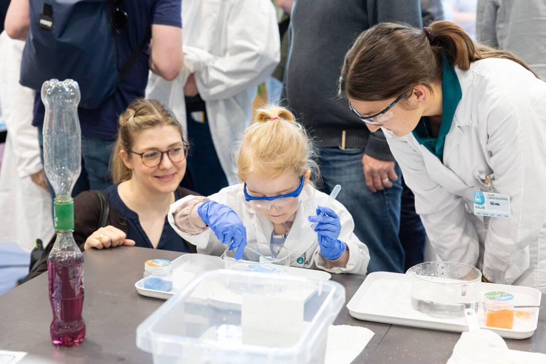 Foto: Beim JKU Open Lab konnten Kinder verschiedene Experimente durchführen