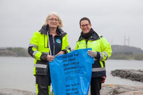 Iva Rauswall Frisk, Borealis överlämnar plastsäckar till Christina Grimpe, Strandstädarna
