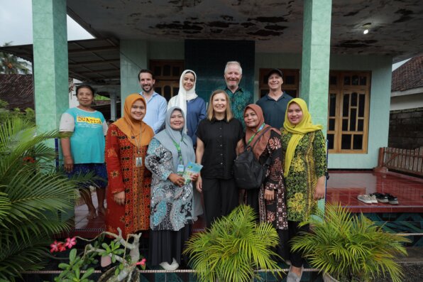 Foto: Mari Kylmäläy, Vertreter von Systemiq und Clean Rivers besuchen lokale Gemeinden im Dorf Bagorejo in Banyuwangi.