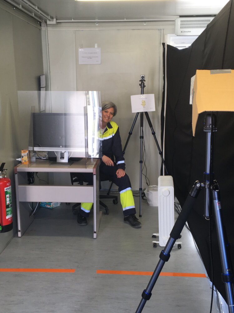 Foto: De infraroodkoortsscanner bij de activiteiten van Borealis in Kallo. HSE-specialist Isabel Baekelandt (afgebeeld) leidde de snelle installatie van dit pilootproject.